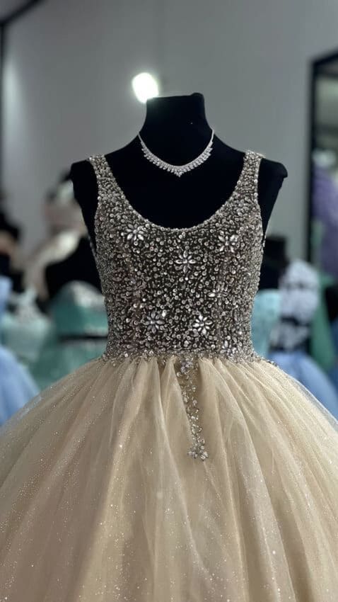 Vestido de 15 en tono champagne brillante