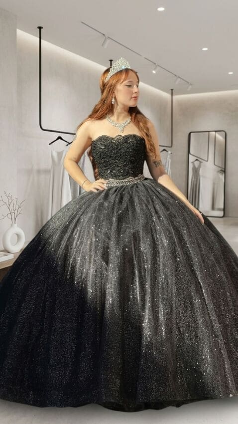 Vestido de 15 negro con brillo, falda amplia estilo princesa y corset strapless bordado, usado en exterior urbano.