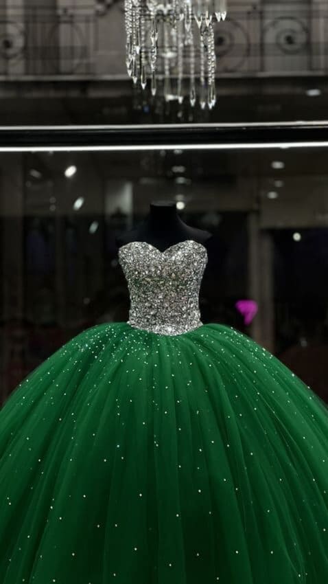 Vestido de 15 plateado y verde brillante